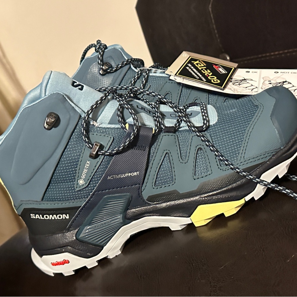Women’s Salomon Hiking Boots NWT